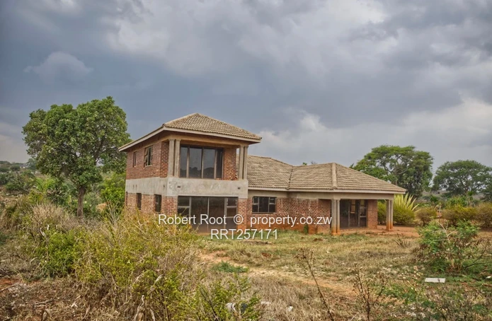 Charlotte Brooke: 5-Bed Brick Shell — 400m2 on 1400m2