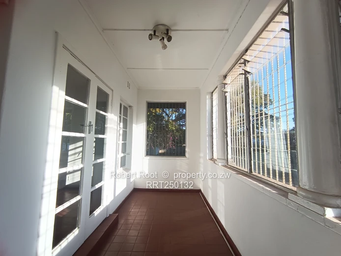 2 bed flat in Avenues