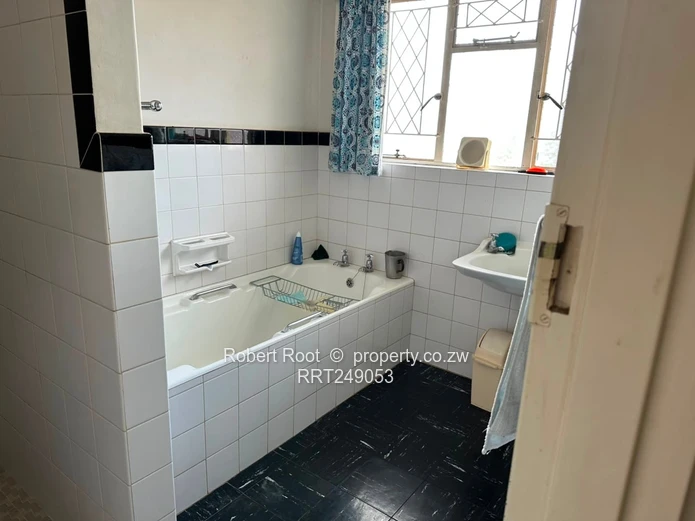  Spacious Family Home with Excellent Potential (Sole Mandate)