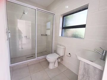 2 Bedroom Flat & Apartment