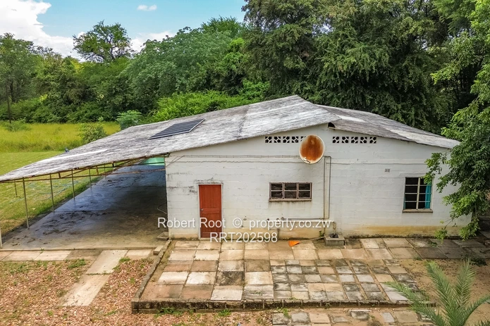 Lake Frontage property on 8.5 hectares (21 acres)