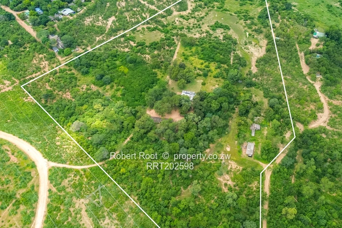 Lake Frontage property on 8.5 hectares (21 acres)