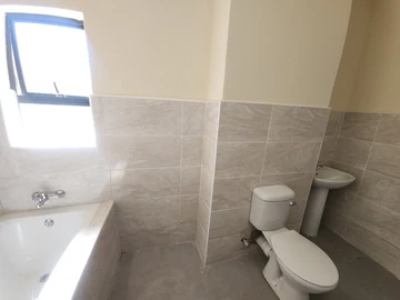 2 Bedroom Flat & Apartment