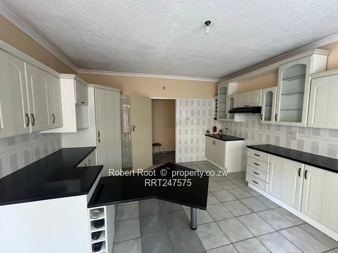 4 bed family home in Zimre Park