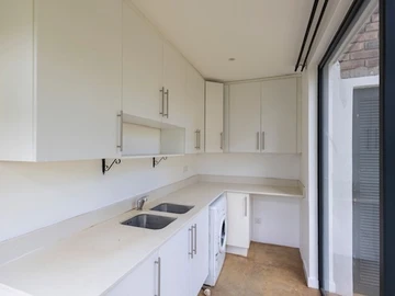 4 Bedroom Flat & Apartment