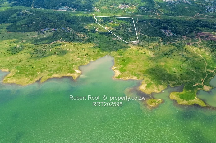 Lake Frontage property on 8.5 hectares (21 acres)
