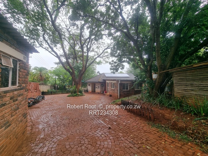 2-Acre Dam-Front Property In Glen Lorne!