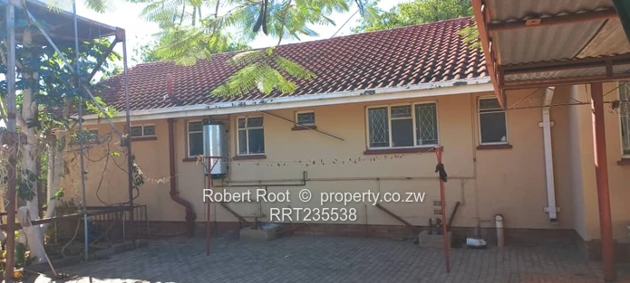 Spacious Family Home with Cottage & Good Borehole!