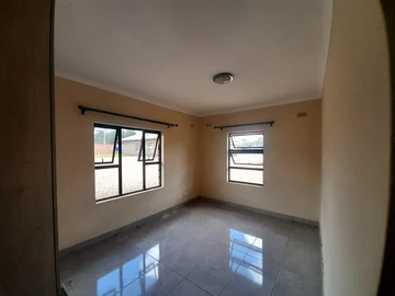 2 Bedroom Flat & Apartment