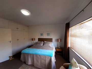 2 Bedroom Flat & Apartment