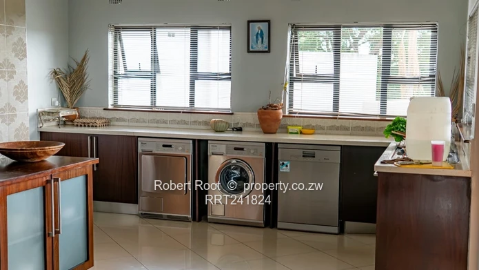 Folyjon Magnificient 5-Bed Furnished Villa with Pool & Borehole