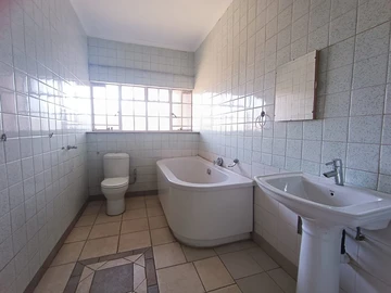 4 Bedroom Flat & Apartment