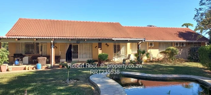  Spacious Family Home with Cottage & Good Borehole!