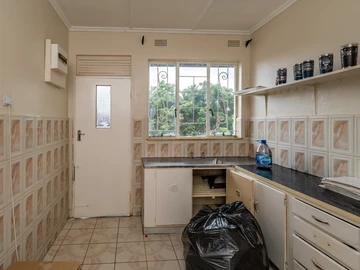 2 Bedroom Flat & Apartment