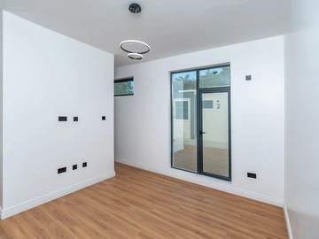 4 Bedroom Flat & Apartment