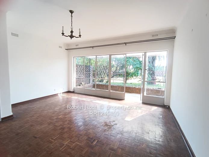 2 bed flat in Avondale