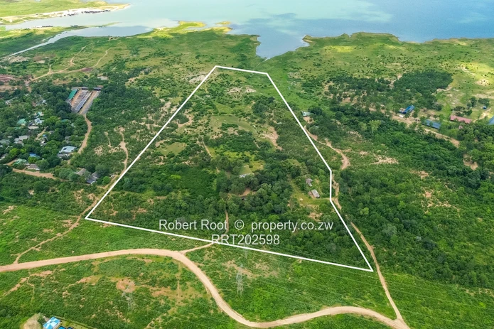 Lake Frontage property on 8.5 hectares (21 acres)