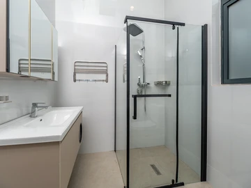 4 Bedroom Flat & Apartment