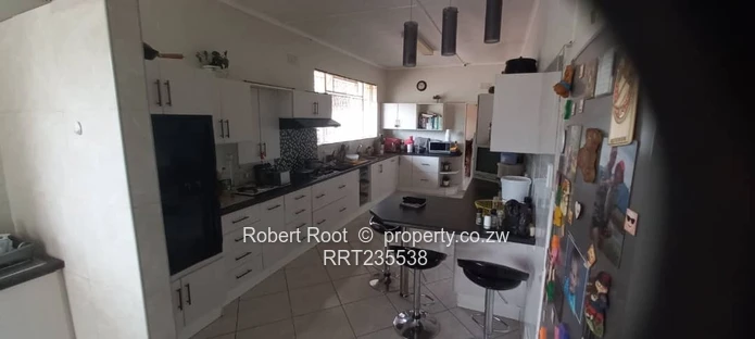  Spacious Family Home with Cottage & Good Borehole!