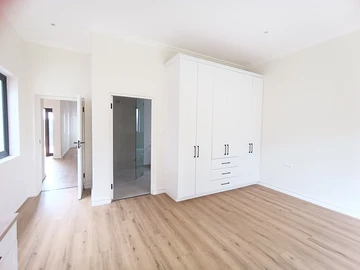 3 Bedroom Flat & Apartment