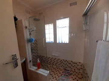 2 Bedroom Flat & Apartment