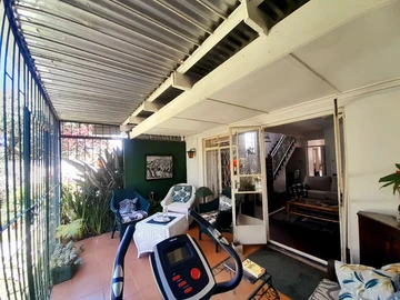 2 Bedroom Flat & Apartment