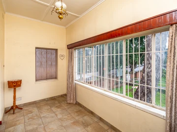 2 Bedroom Flat & Apartment