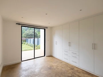 4 Bedroom Flat & Apartment