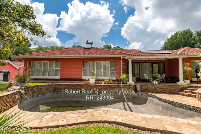 Neat 4 bed family home in Kambanji with stunning views!