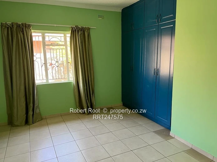 4 bed family home in Zimre Park
