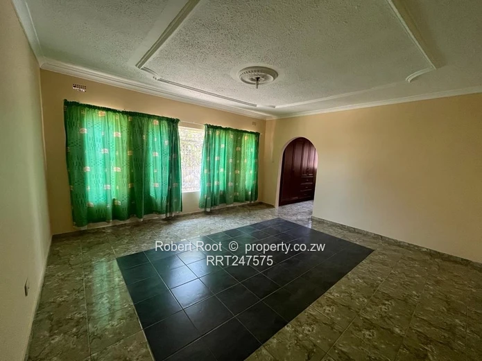 4 bed family home in Zimre Park