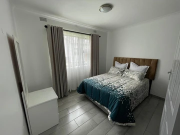 2 Bedroom Flat & Apartment