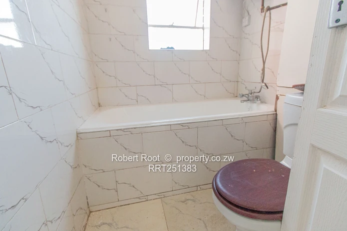 Mint Condition Flat Conveniently Located.