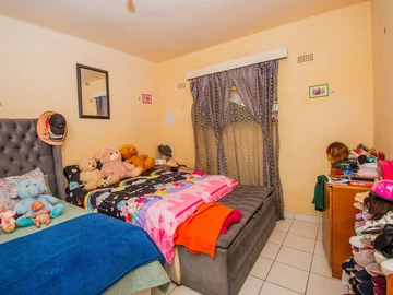 2 Bedroom Flat & Apartment