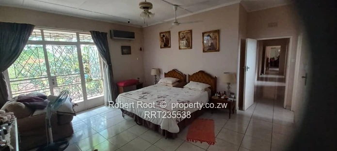  Spacious Family Home with Cottage & Good Borehole!