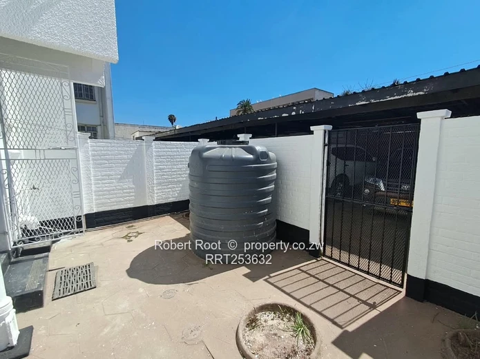 Neat recently renovated 2 bed duplex apartment 