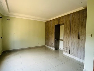 3 Bedroom Flat & Apartment