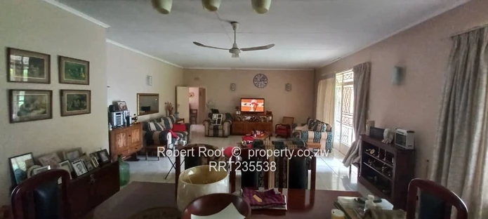  Spacious Family Home with Cottage & Good Borehole!
