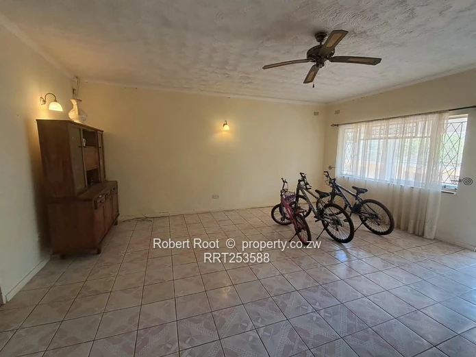 Sunny 2-Bed Cottage in Kambanji, Borehole & Tiled Floors