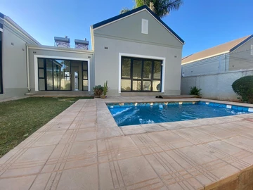 Spacious Modern Townhouse with Garden & Pool