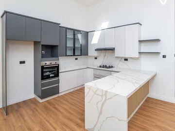 4 Bedroom Flat & Apartment