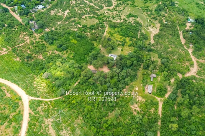 Lake Frontage property on 8.5 hectares (21 acres)