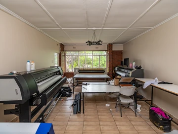 2 Bedroom Flat & Apartment