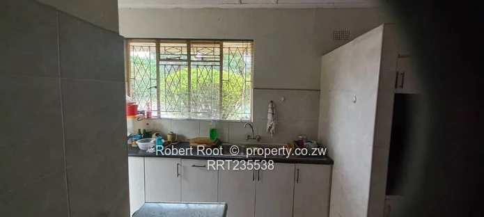  Spacious Family Home with Cottage & Good Borehole!
