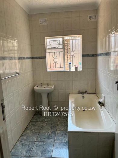 4 bed family home in Zimre Park