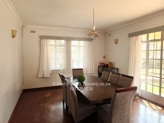4 Neat Bedroom House with a Swimming Pool for Rent in Sentosa