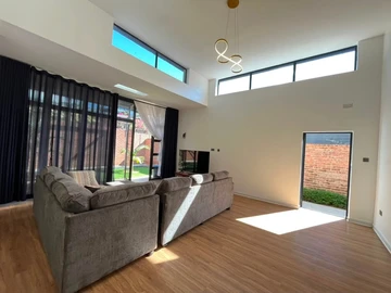3 Bedroom Flat & Apartment