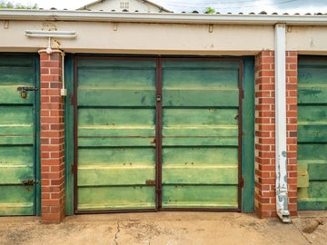 2 Bedroom Flat & Apartment