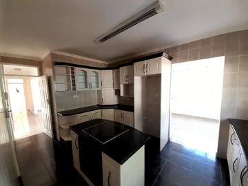 4 Bedroom Flat & Apartment