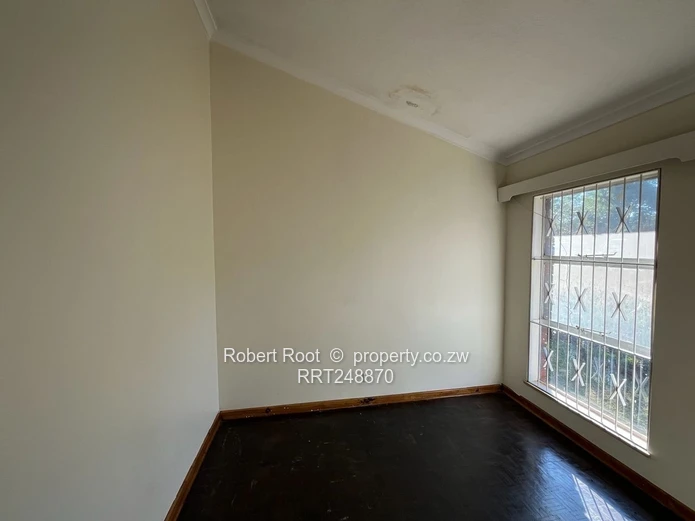 2 bed garden flat in Greystone Park